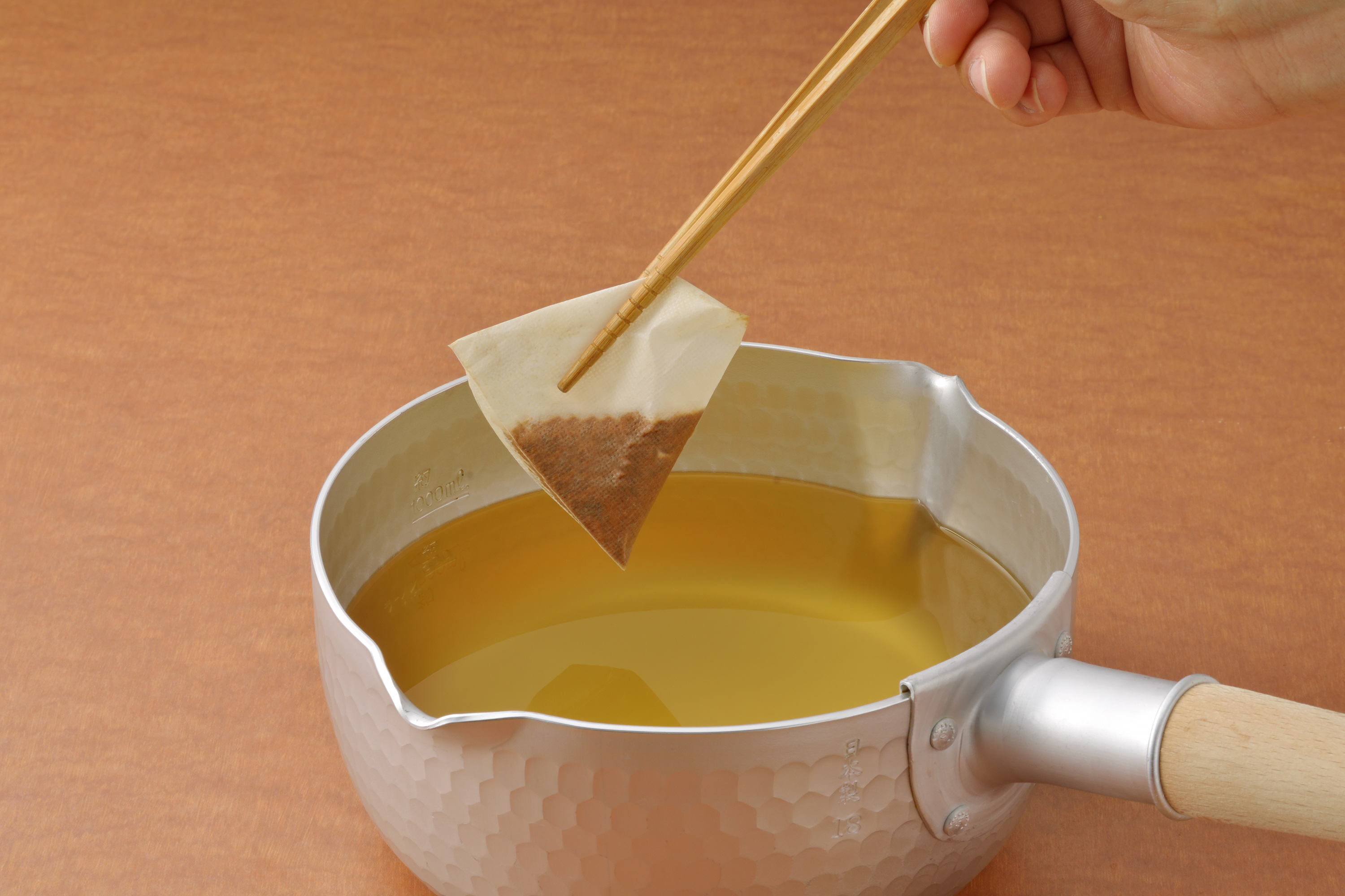 だしパックを鍋で煮出す様子